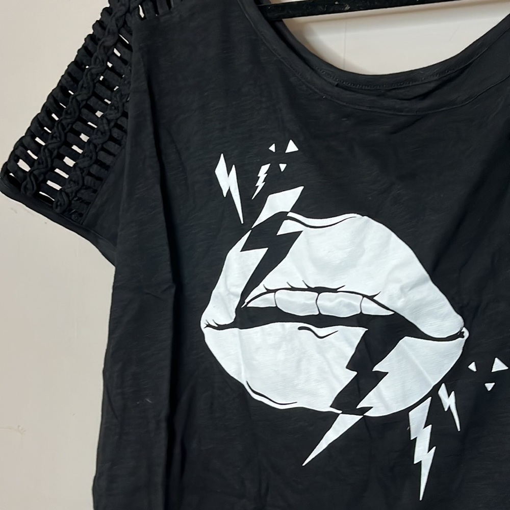 Torrid | LATTICE OFF SHOULDER TEE - HERITAGE SLUB LIPS BLACK - Picture 5 of 7